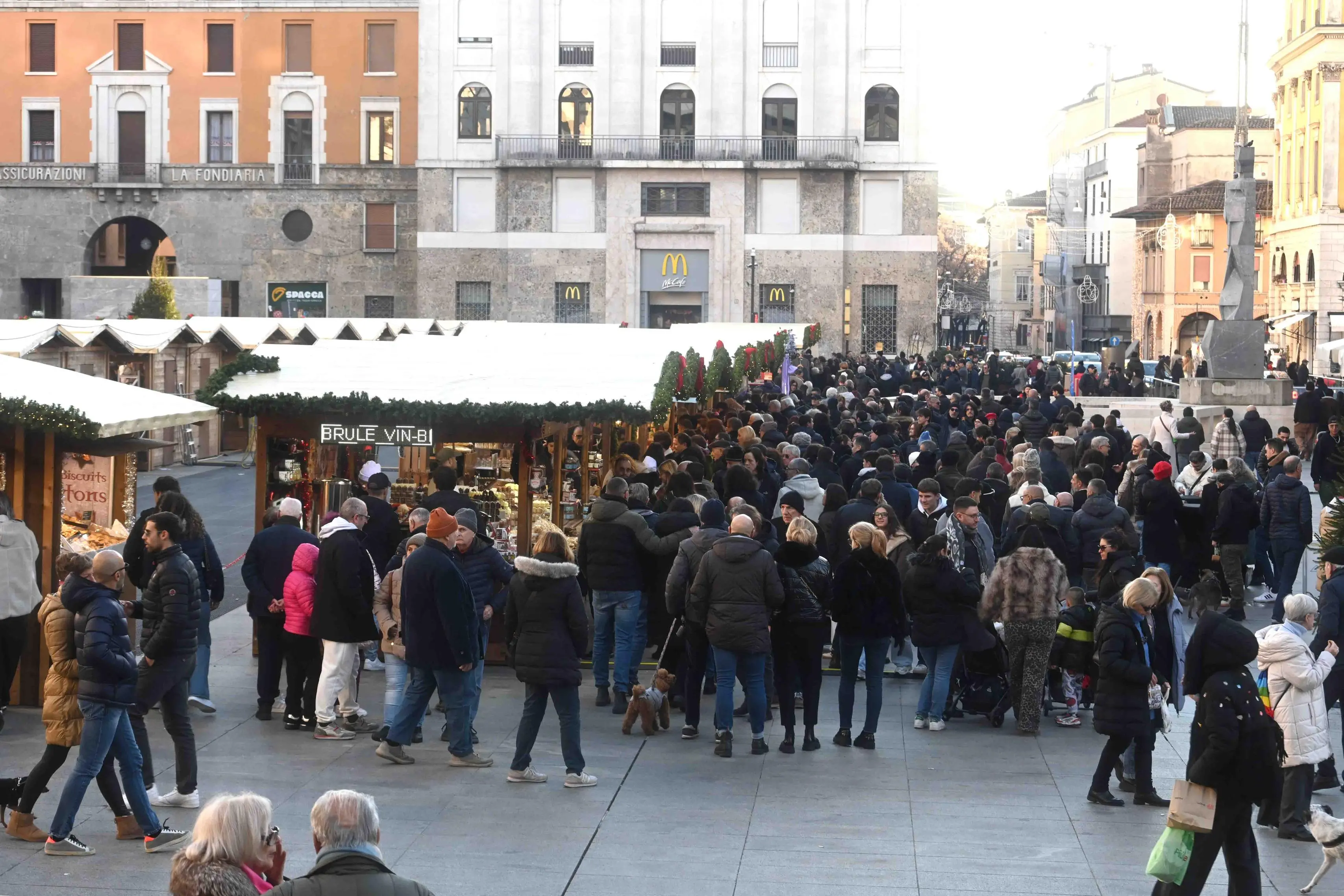 CRONACA BRESCIA CENTRO FESTA DELL'IMMACOLATA PER CARINI 08-12-2025 MARCO ORTOGNI NEW EDEN GROUP