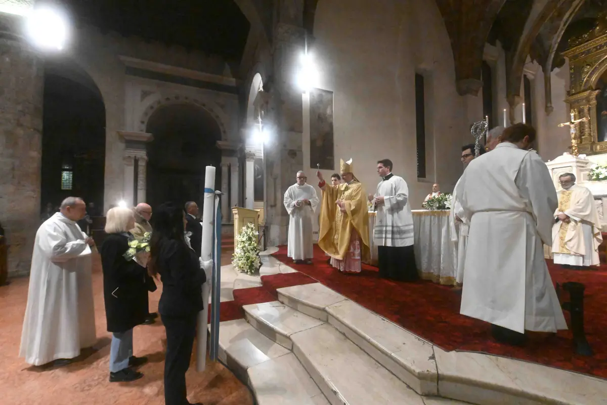 La cerimonia ceri e rose nella chiesa di San Francesco