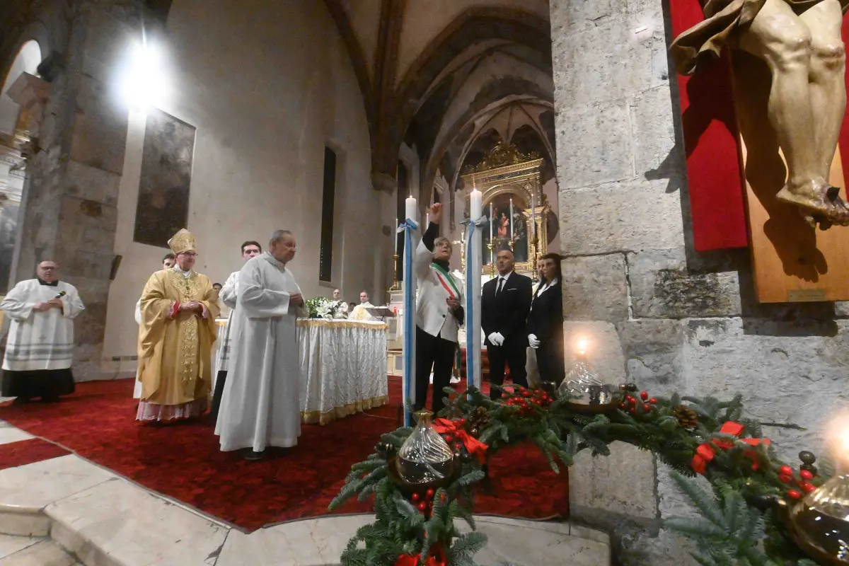 La cerimonia ceri e rose nella chiesa di San Francesco