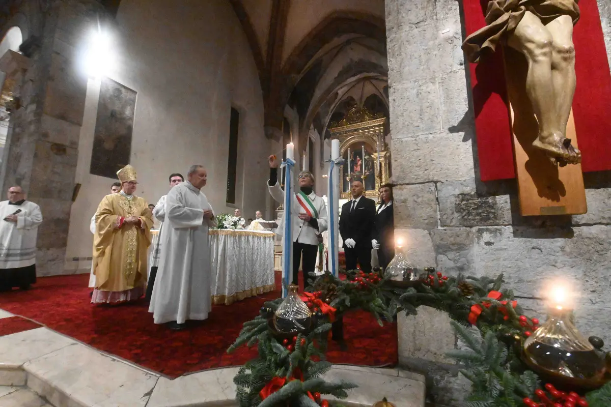 La cerimonia ceri e rose nella chiesa di San Francesco
