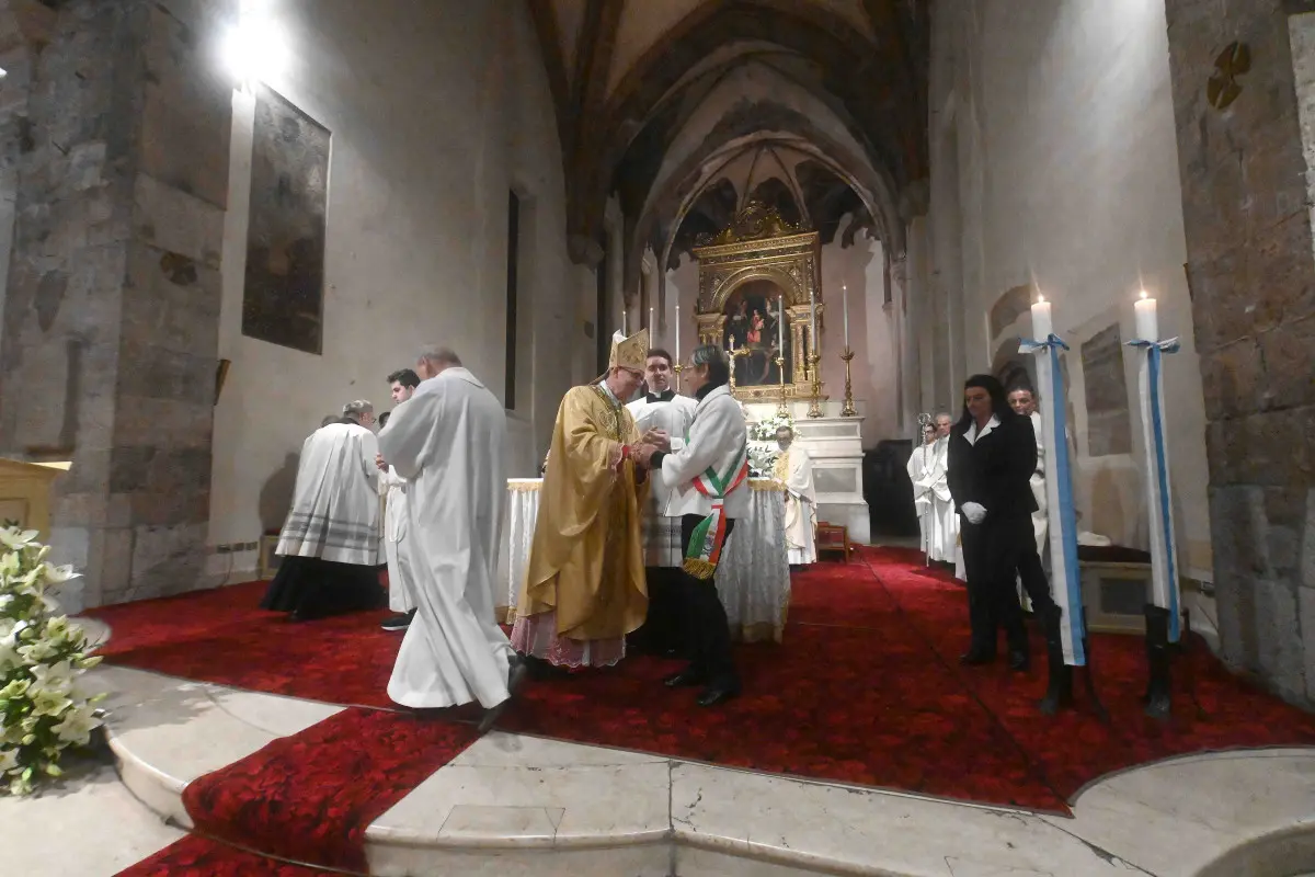 La cerimonia ceri e rose nella chiesa di San Francesco