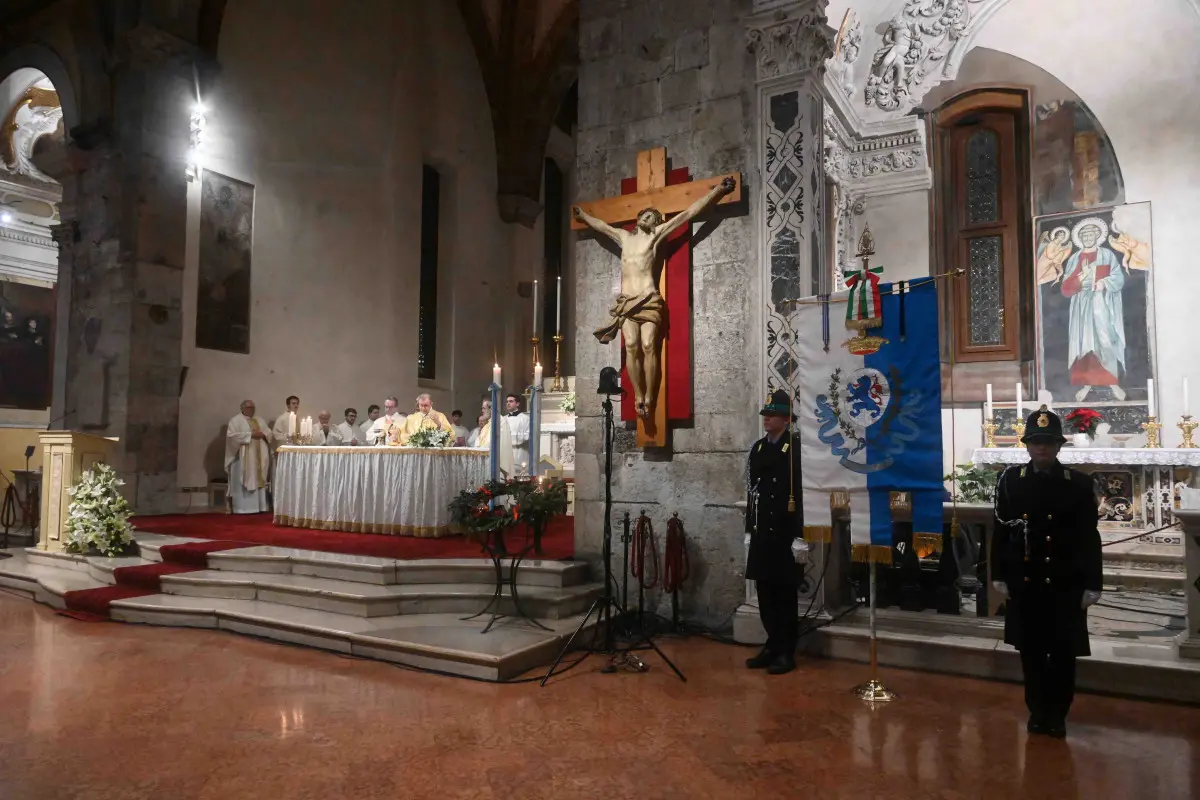 La cerimonia ceri e rose nella chiesa di San Francesco