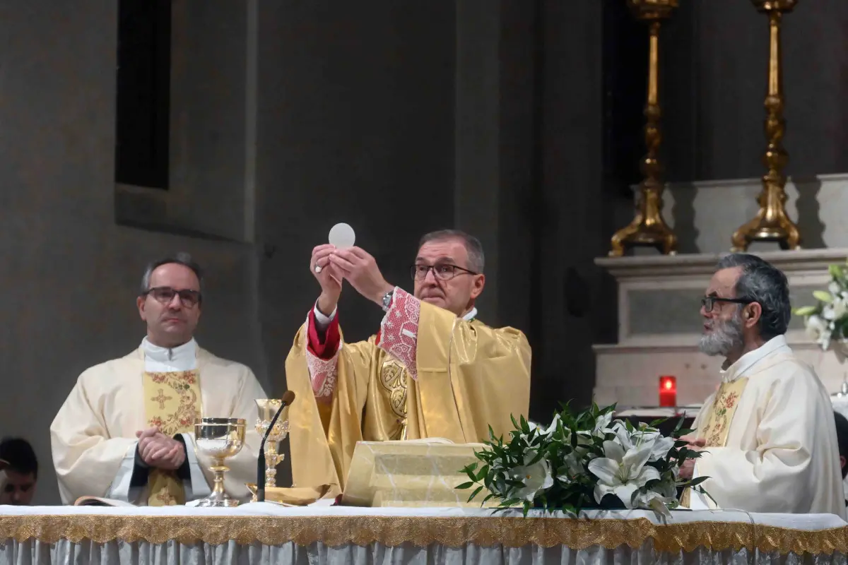 La cerimonia ceri e rose nella chiesa di San Francesco