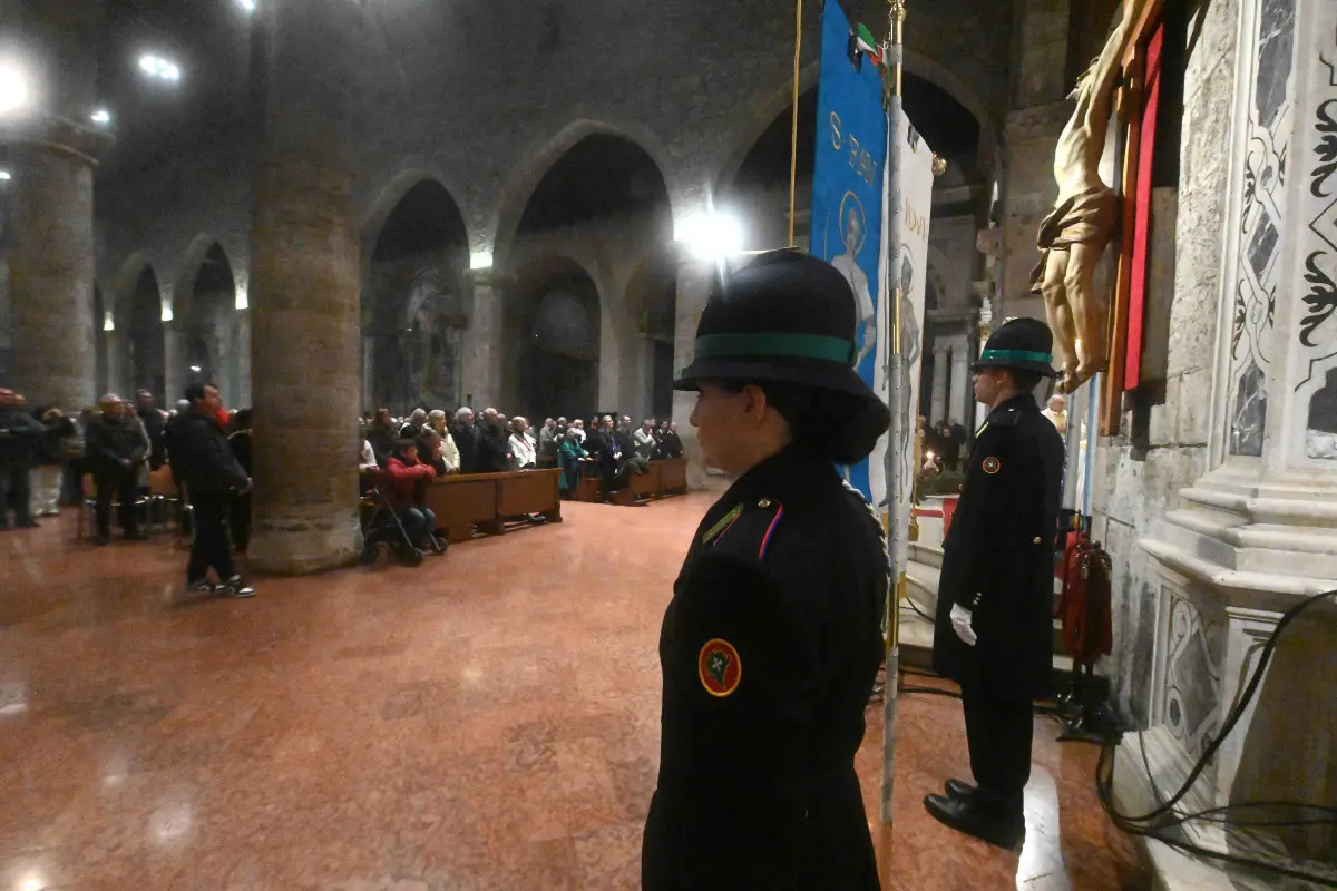 La cerimonia ceri e rose nella chiesa di San Francesco