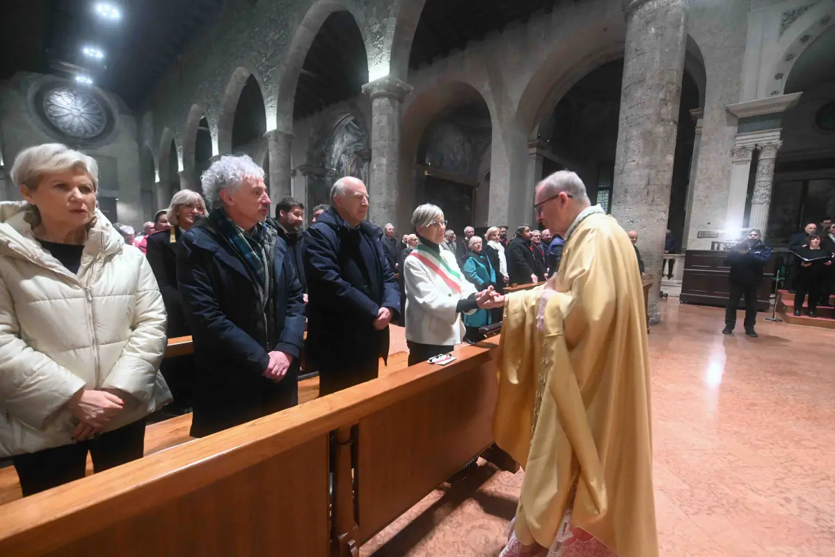 La cerimonia ceri e rose nella chiesa di San Francesco