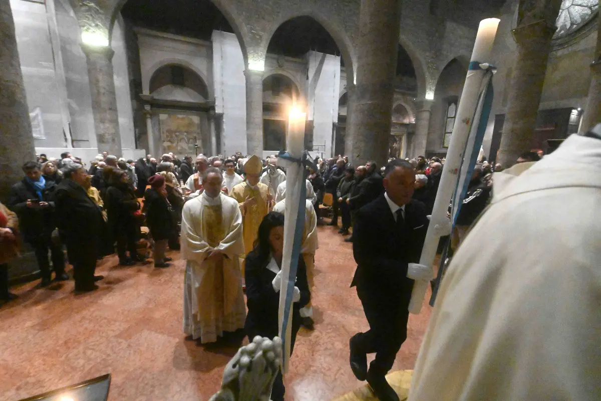 La cerimonia ceri e rose nella chiesa di San Francesco