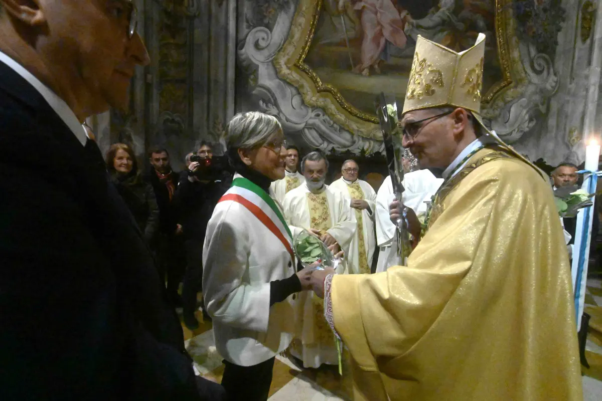 La cerimonia ceri e rose nella chiesa di San Francesco