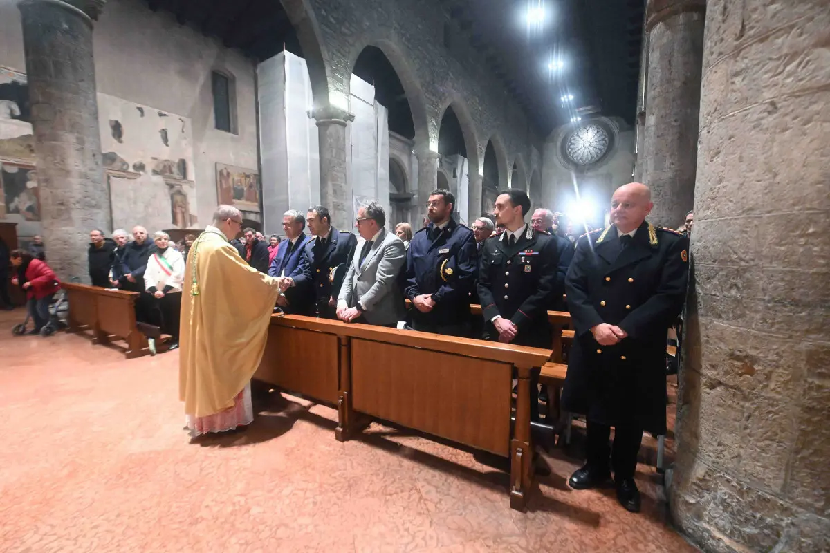 La cerimonia ceri e rose nella chiesa di San Francesco