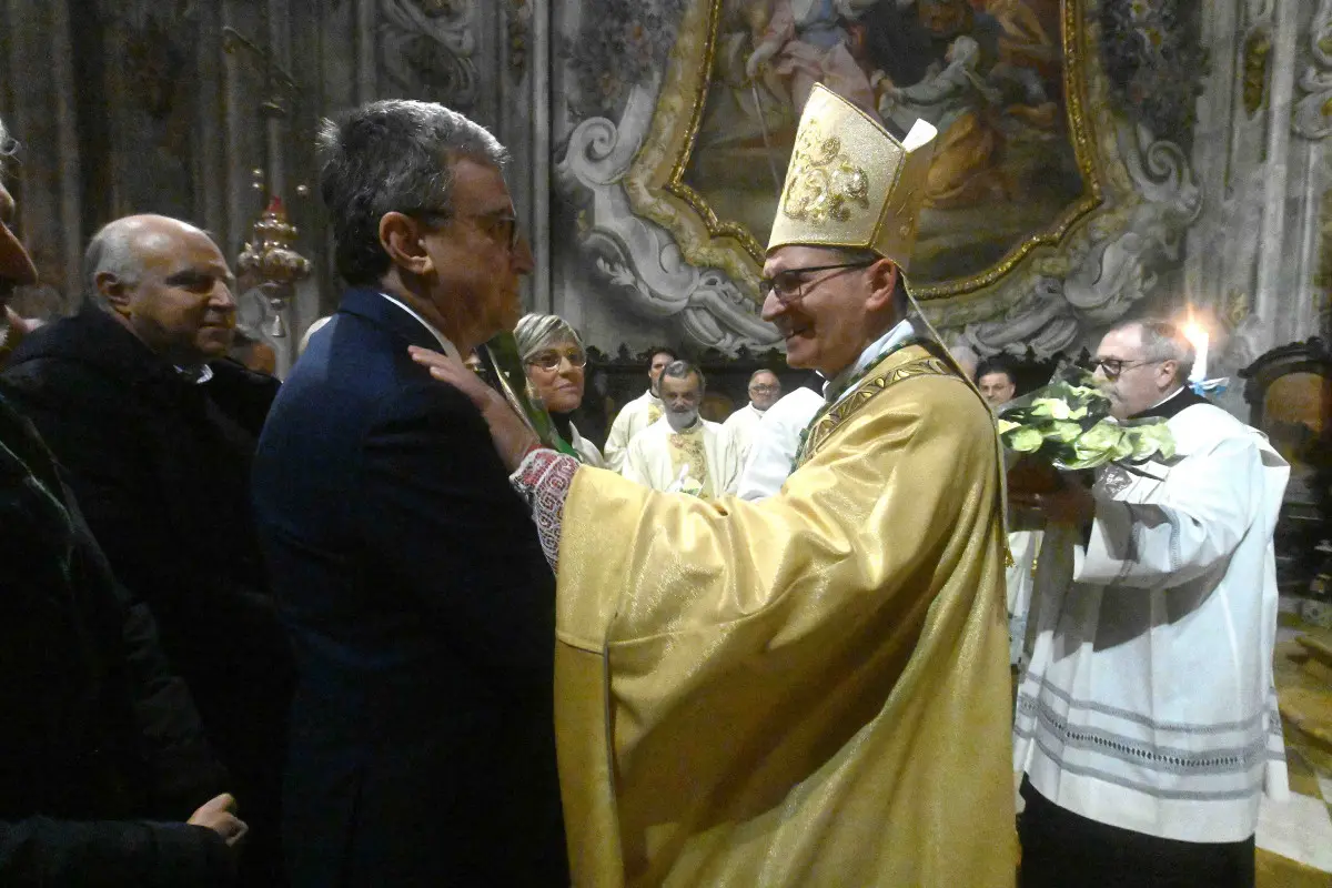La cerimonia ceri e rose nella chiesa di San Francesco