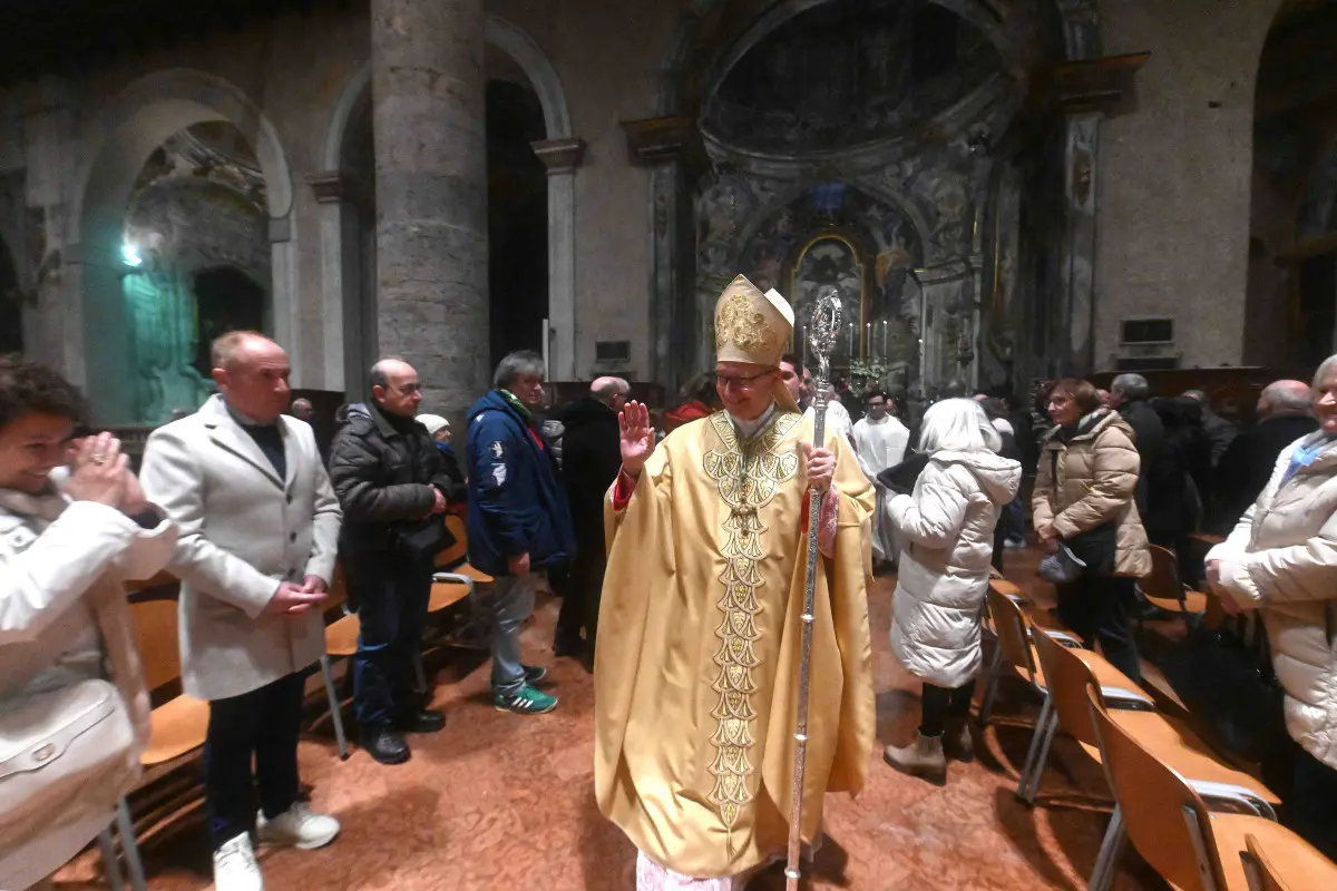 La cerimonia ceri e rose nella chiesa di San Francesco