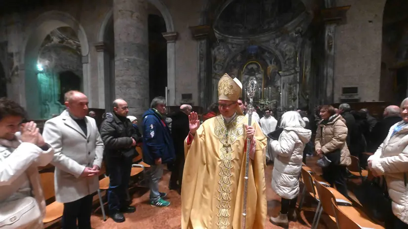 La cerimonia ceri e rose nella chiesa di San Francesco