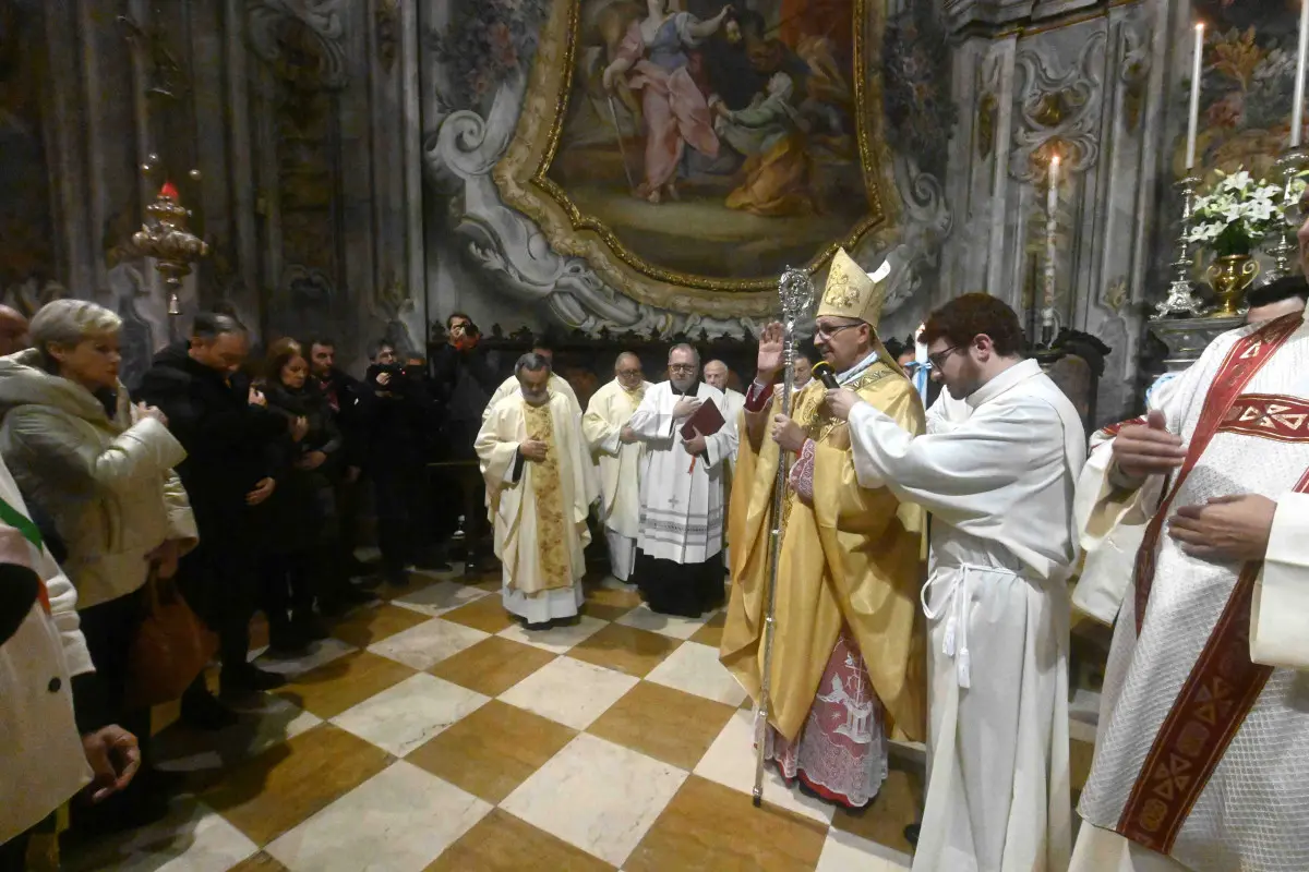 La cerimonia ceri e rose nella chiesa di San Francesco