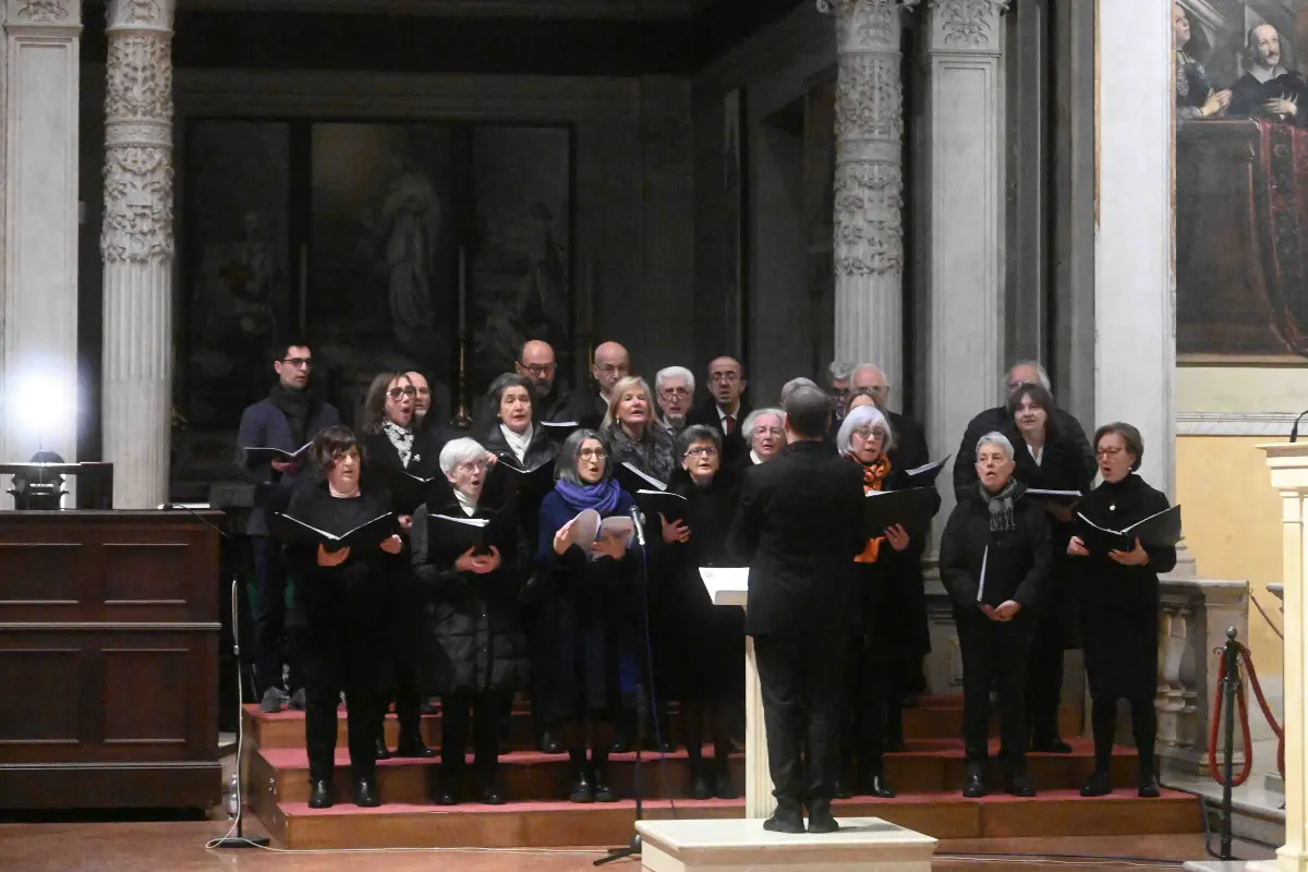 La cerimonia ceri e rose nella chiesa di San Francesco