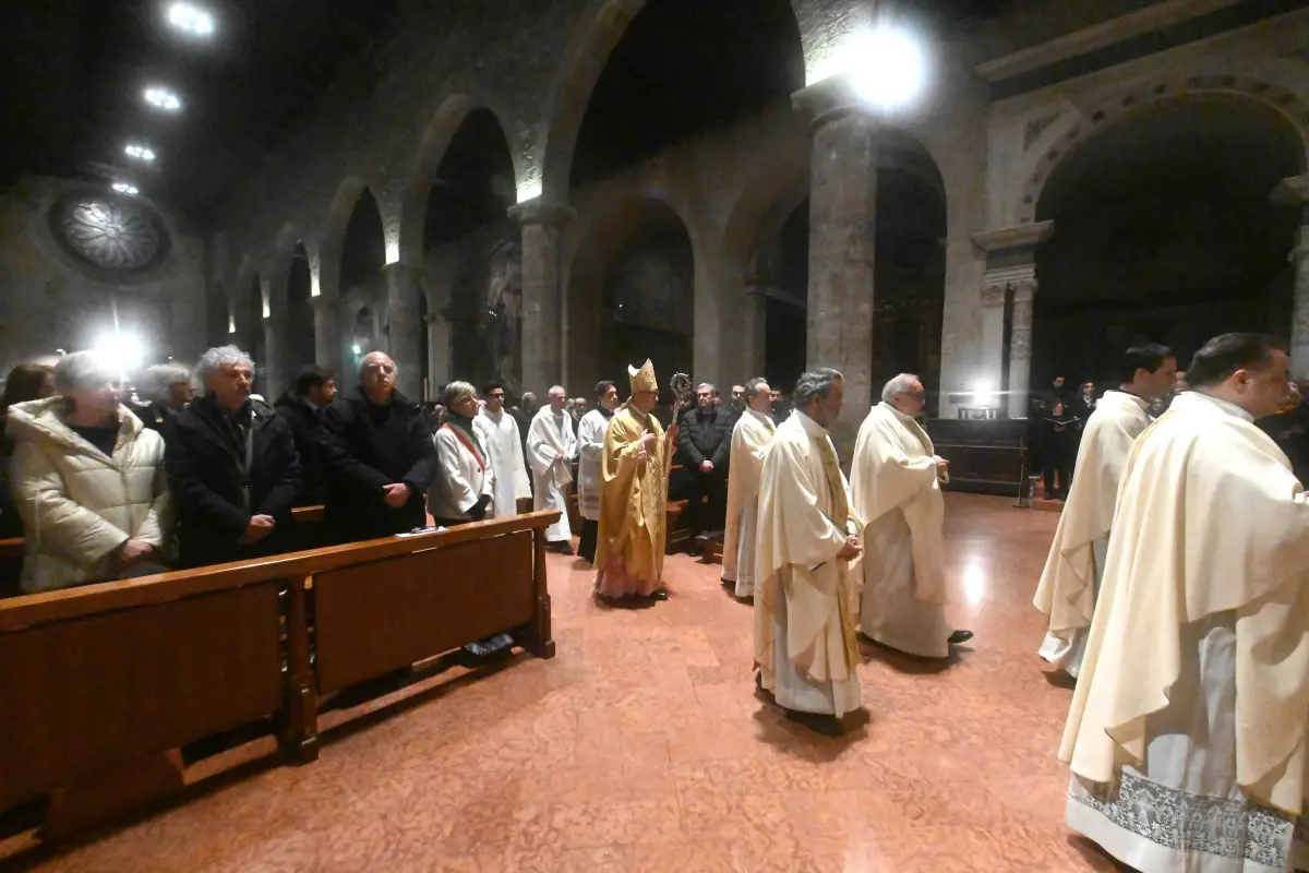 La cerimonia ceri e rose nella chiesa di San Francesco
