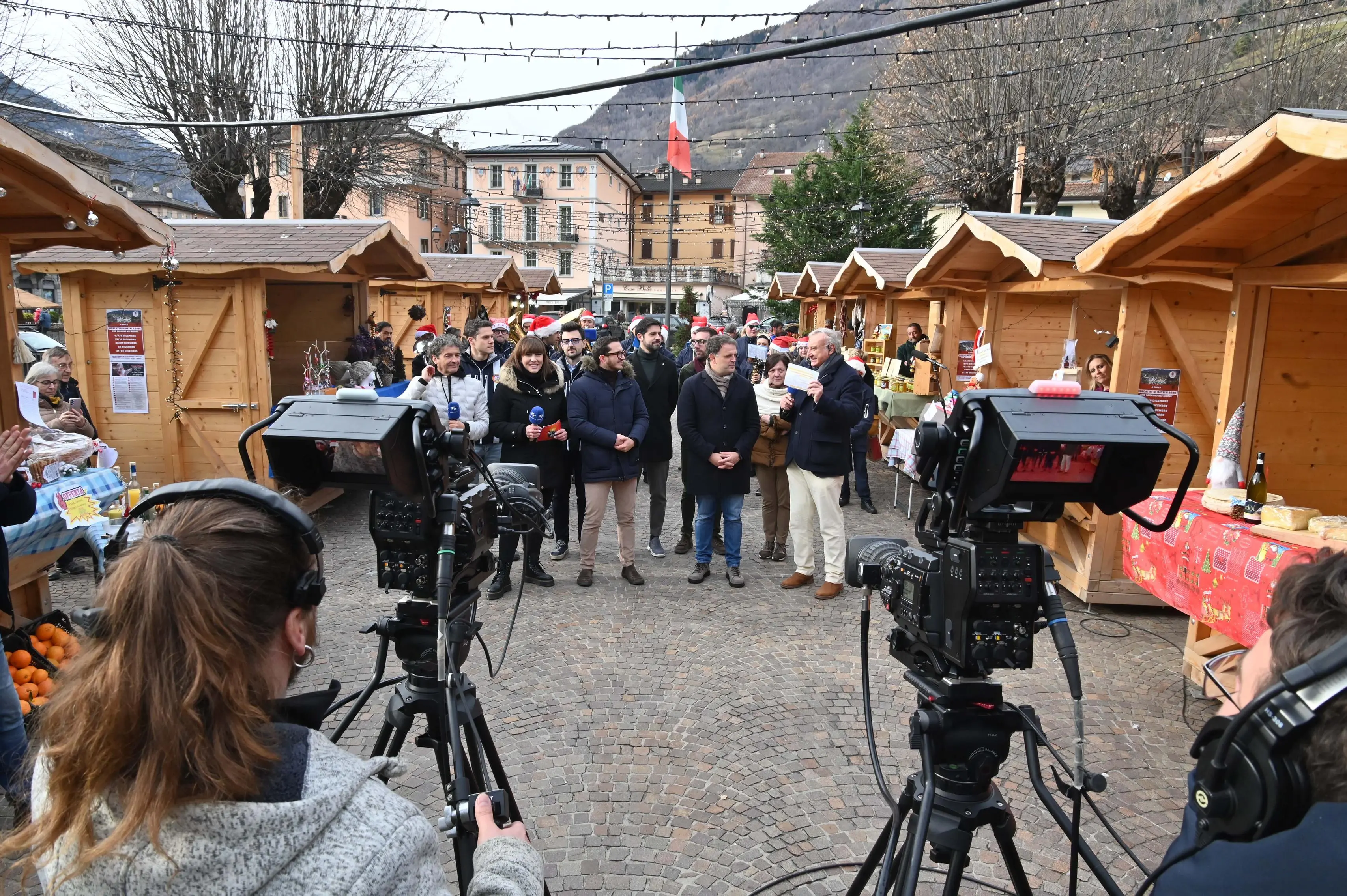 EDOLO IN PIAZZA CON NOI  REDAZIONE PROVINCIA 07-12-2025 GABRIELE STRADA NEW EDEN GROUP 