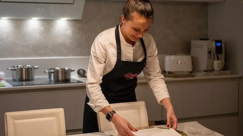 La personal chef al lavoro in una cucina