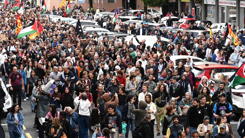 Una delle ultime manifestazioni del mondo antagonista in città - Foto Marco Ortogni/Neg © www.giornaledibrescia.it