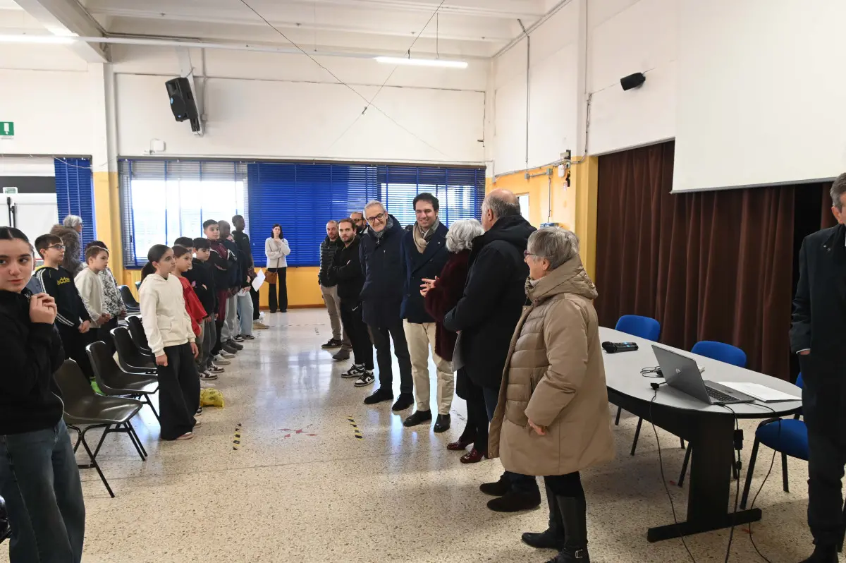 La nuova pista d'atletica alla scuola Kennedy