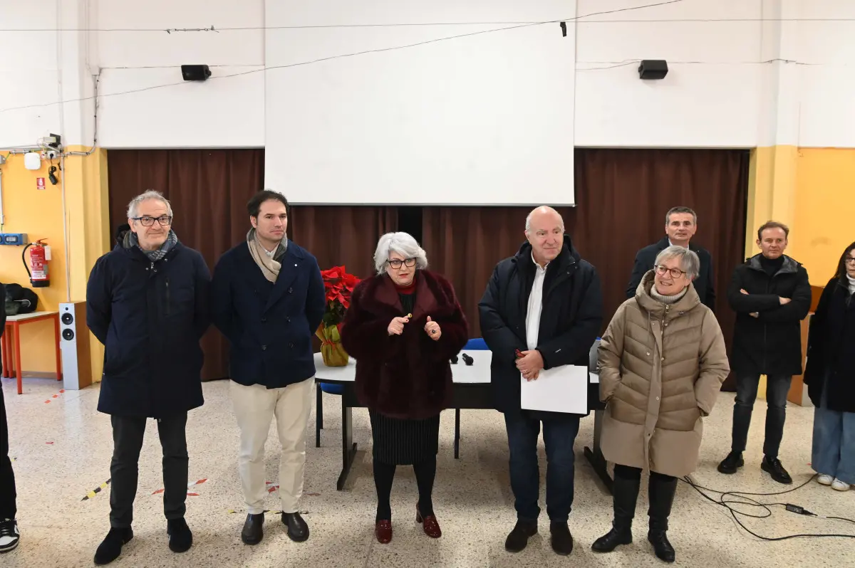 La nuova pista d'atletica alla scuola Kennedy