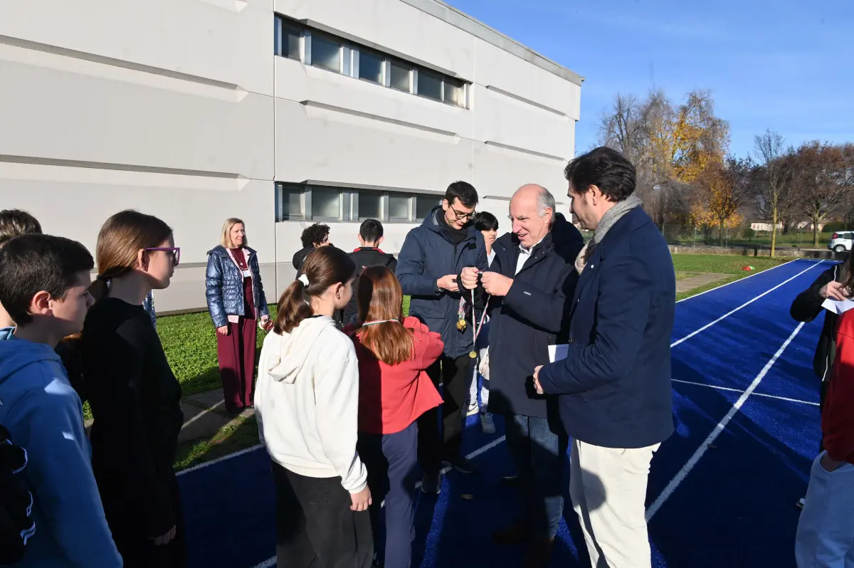 La nuova pista d'atletica alla scuola Kennedy