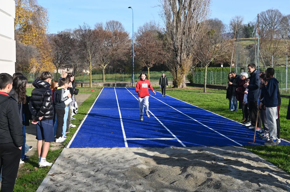 La nuova pista d'atletica alla scuola Kennedy