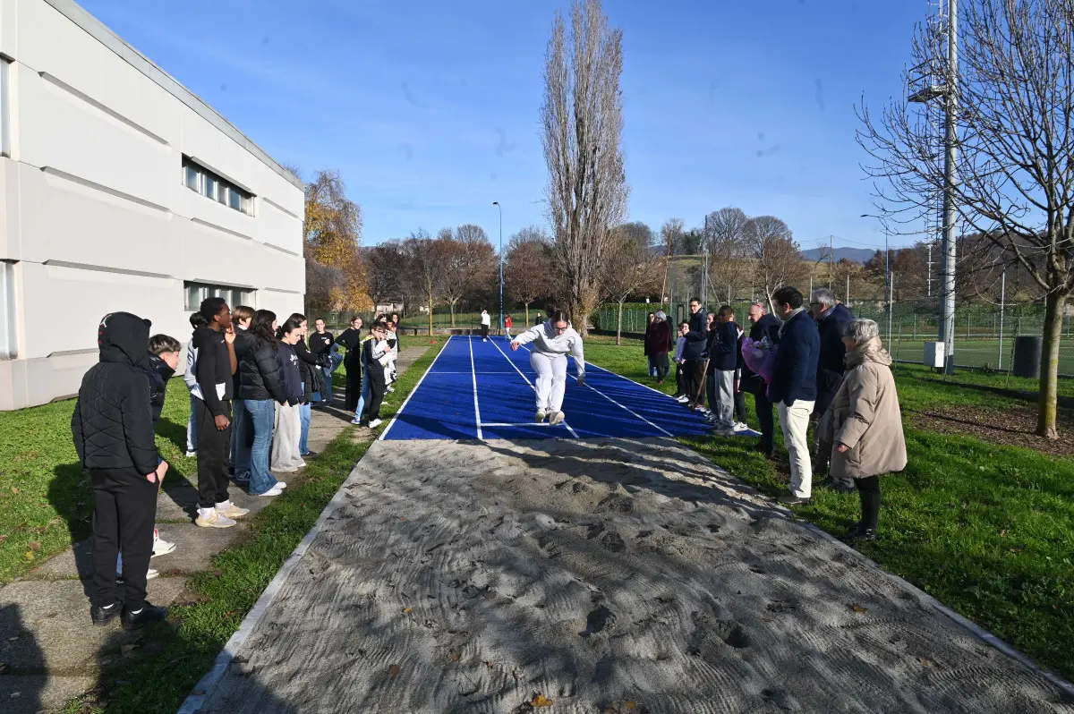 La nuova pista d'atletica alla scuola Kennedy