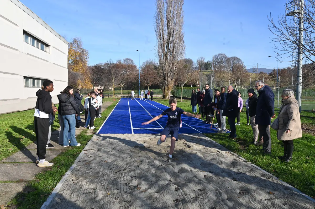 La nuova pista d'atletica alla scuola Kennedy