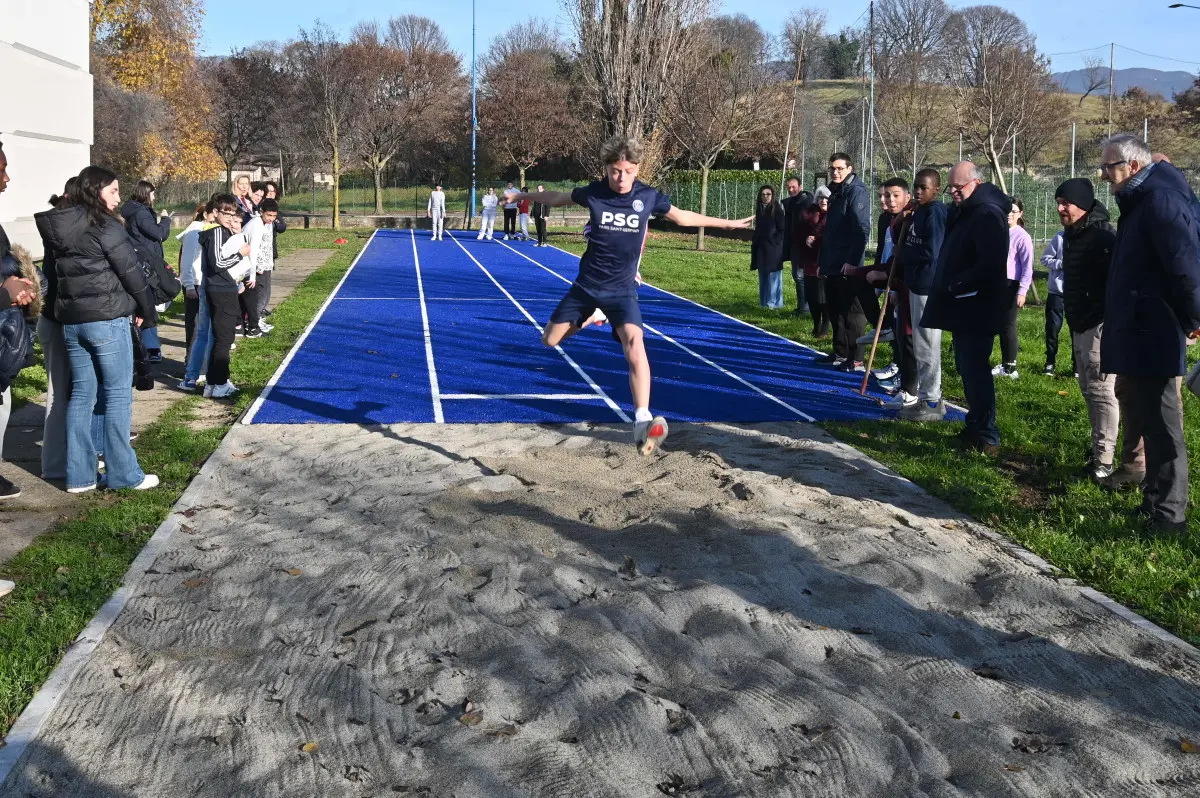La nuova pista d'atletica alla scuola Kennedy