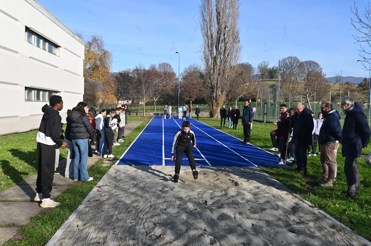 La nuova pista d'atletica alla scuola Kennedy