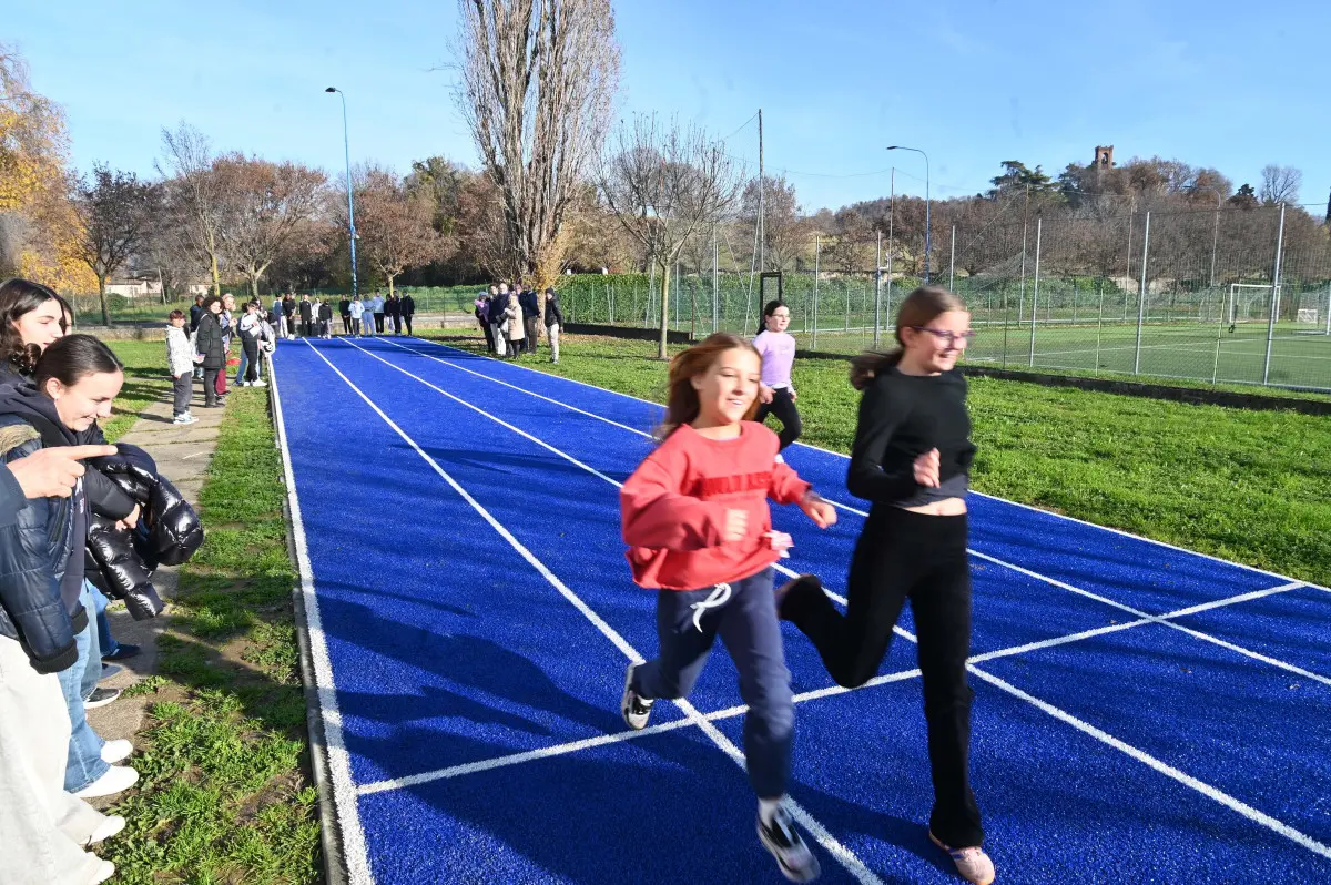 La nuova pista d'atletica alla scuola Kennedy