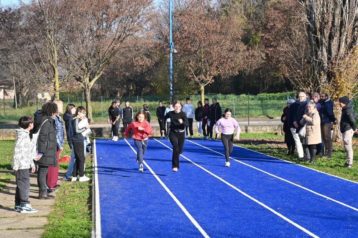 La nuova pista d'atletica alla scuola Kennedy
