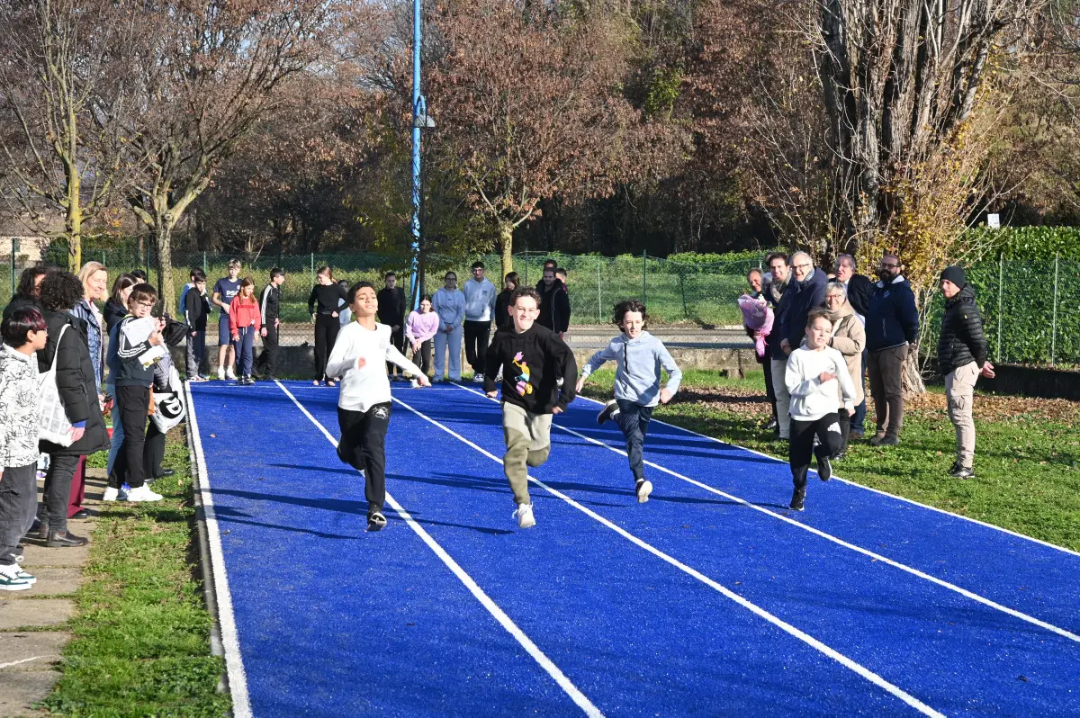 La nuova pista d'atletica alla scuola Kennedy