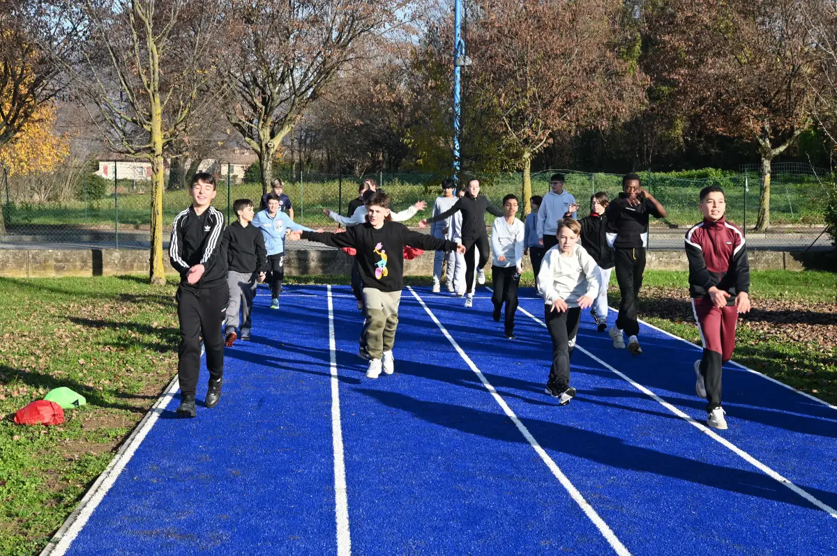La nuova pista d'atletica alla scuola Kennedy
