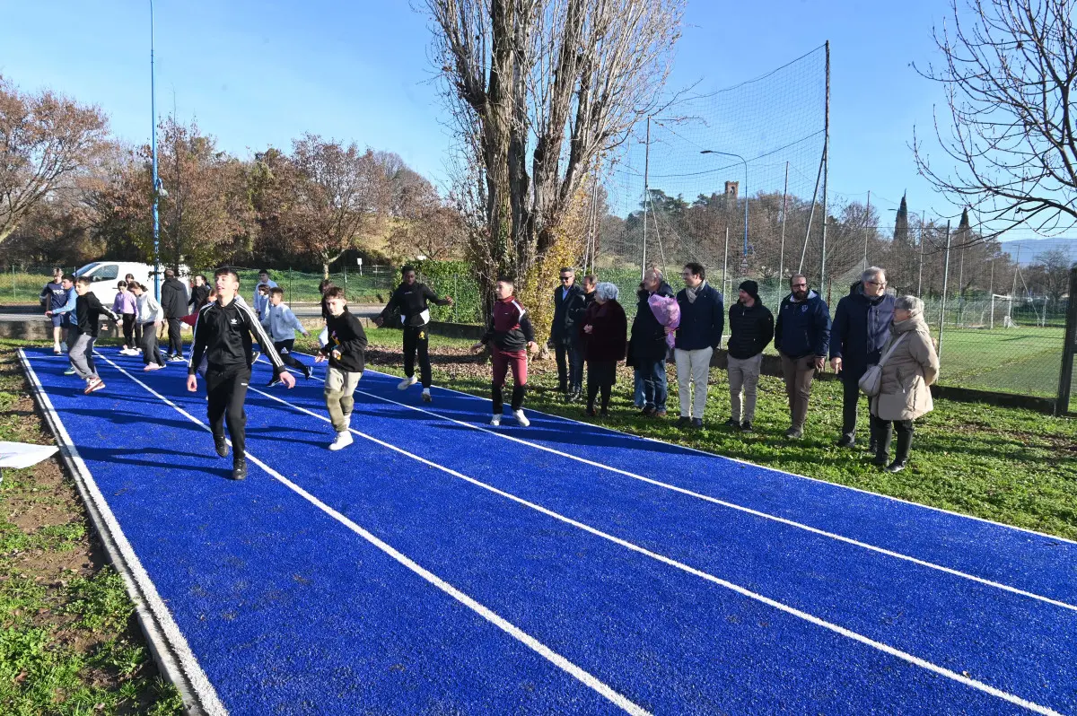 La nuova pista d'atletica alla scuola Kennedy