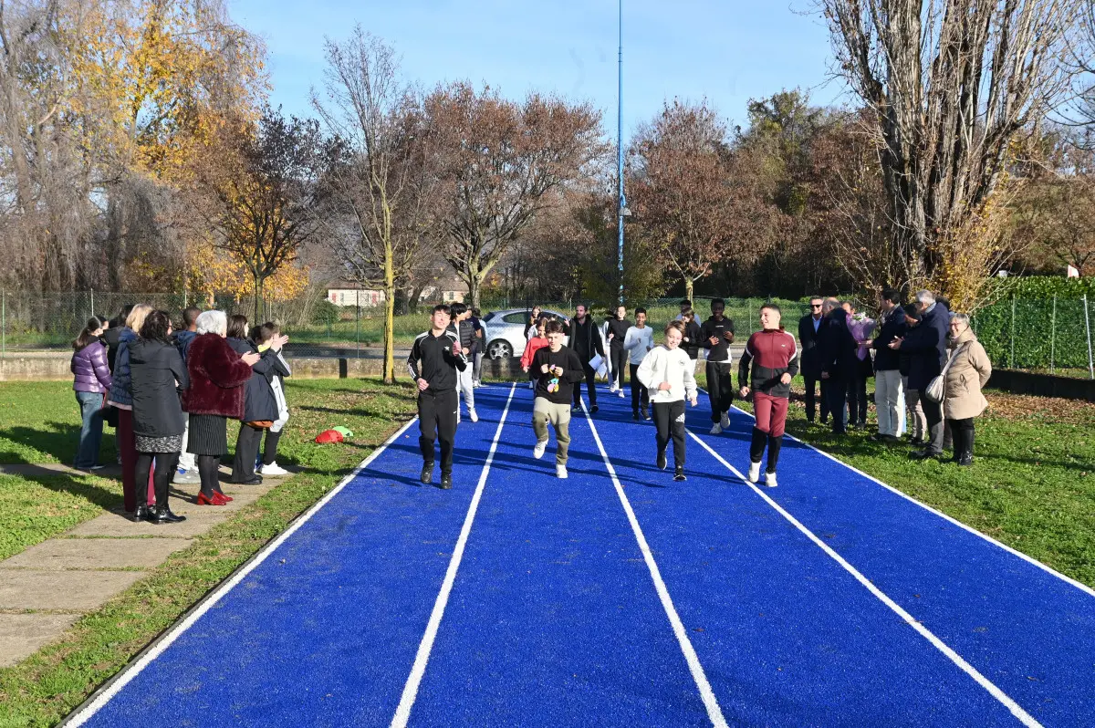 La nuova pista d'atletica alla scuola Kennedy