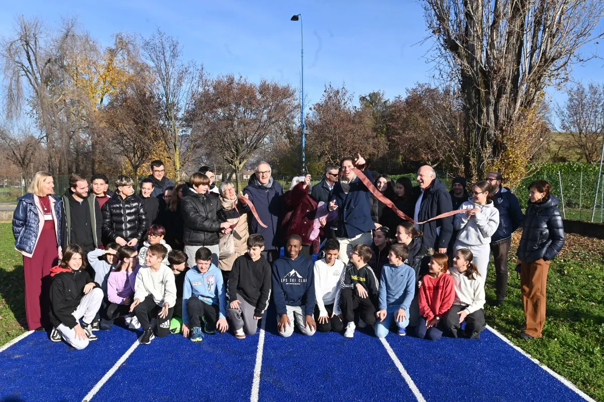 La nuova pista d'atletica alla scuola Kennedy