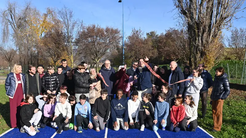 La nuova pista d'atletica alla scuola Kennedy