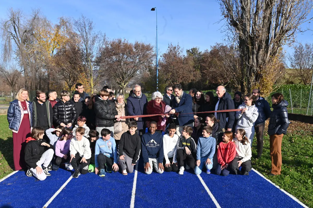 La nuova pista d'atletica alla scuola Kennedy