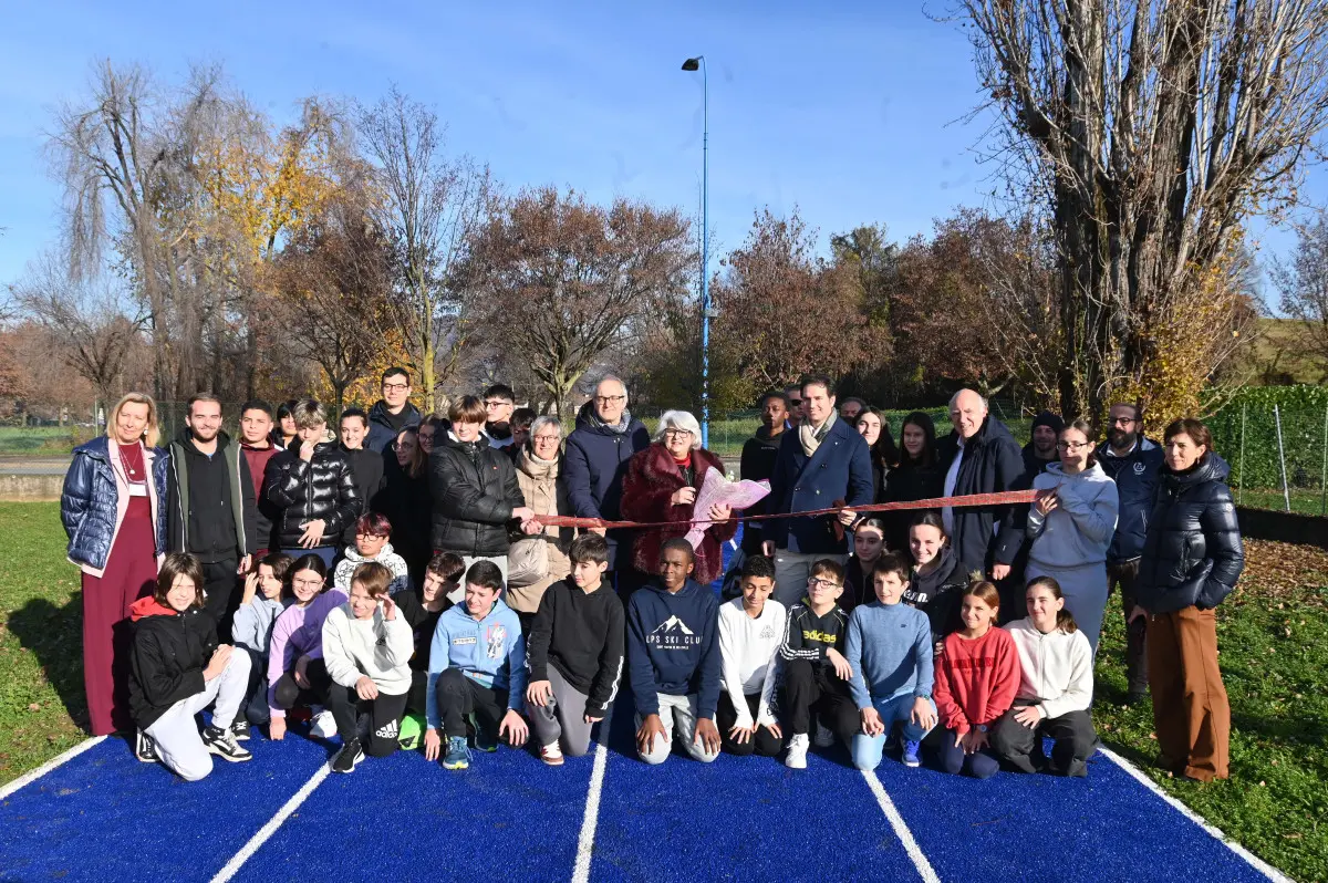 La nuova pista d'atletica alla scuola Kennedy
