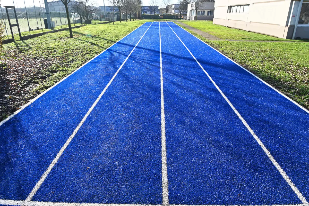 La nuova pista d'atletica alla scuola Kennedy