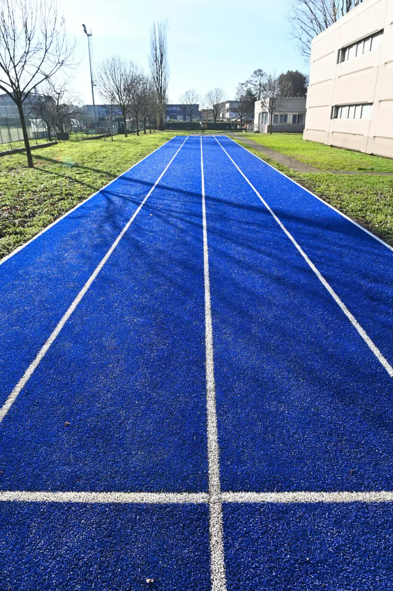 La nuova pista d'atletica alla scuola Kennedy