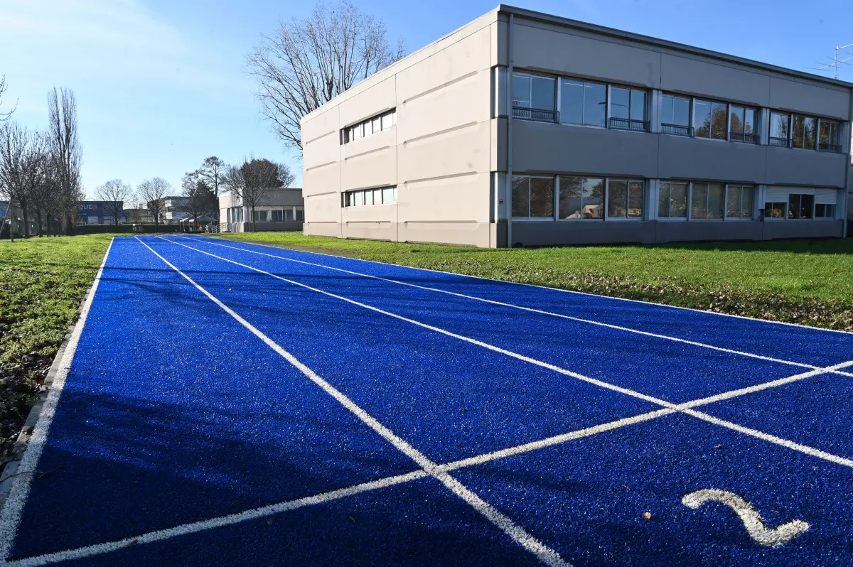 La nuova pista d'atletica alla scuola Kennedy
