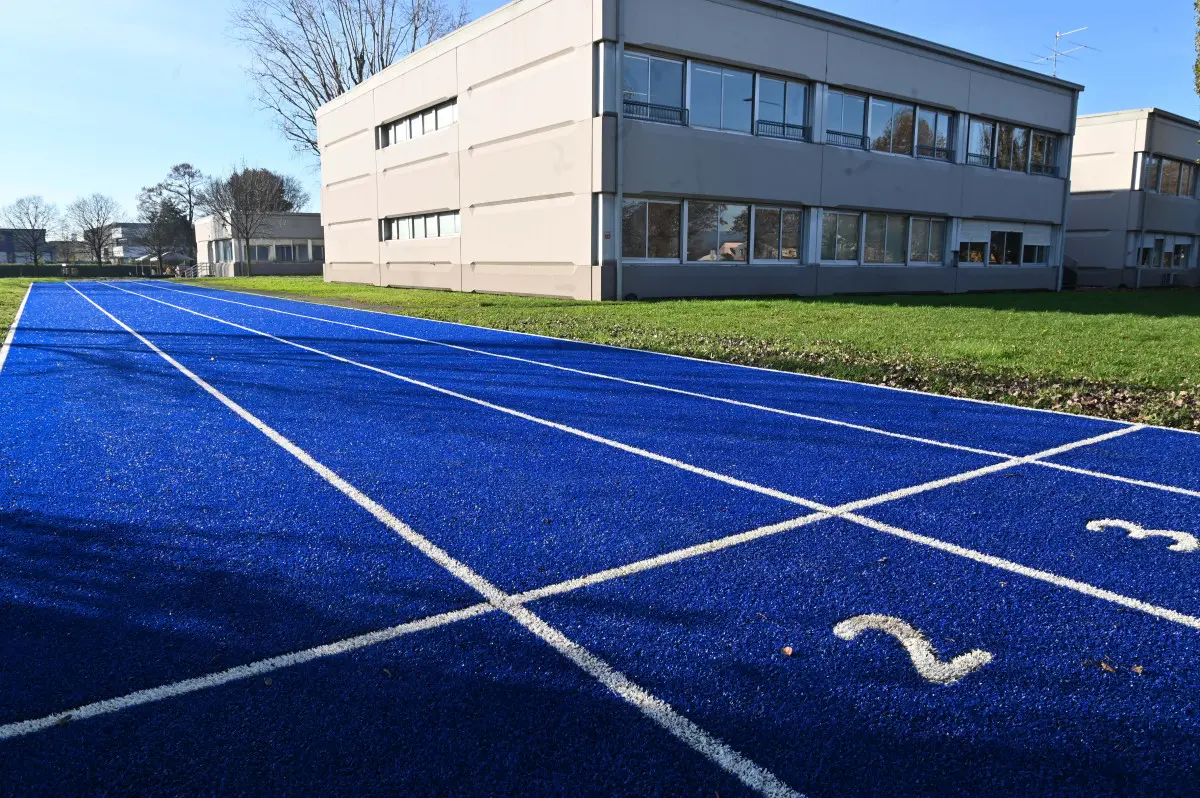 La nuova pista d'atletica alla scuola Kennedy