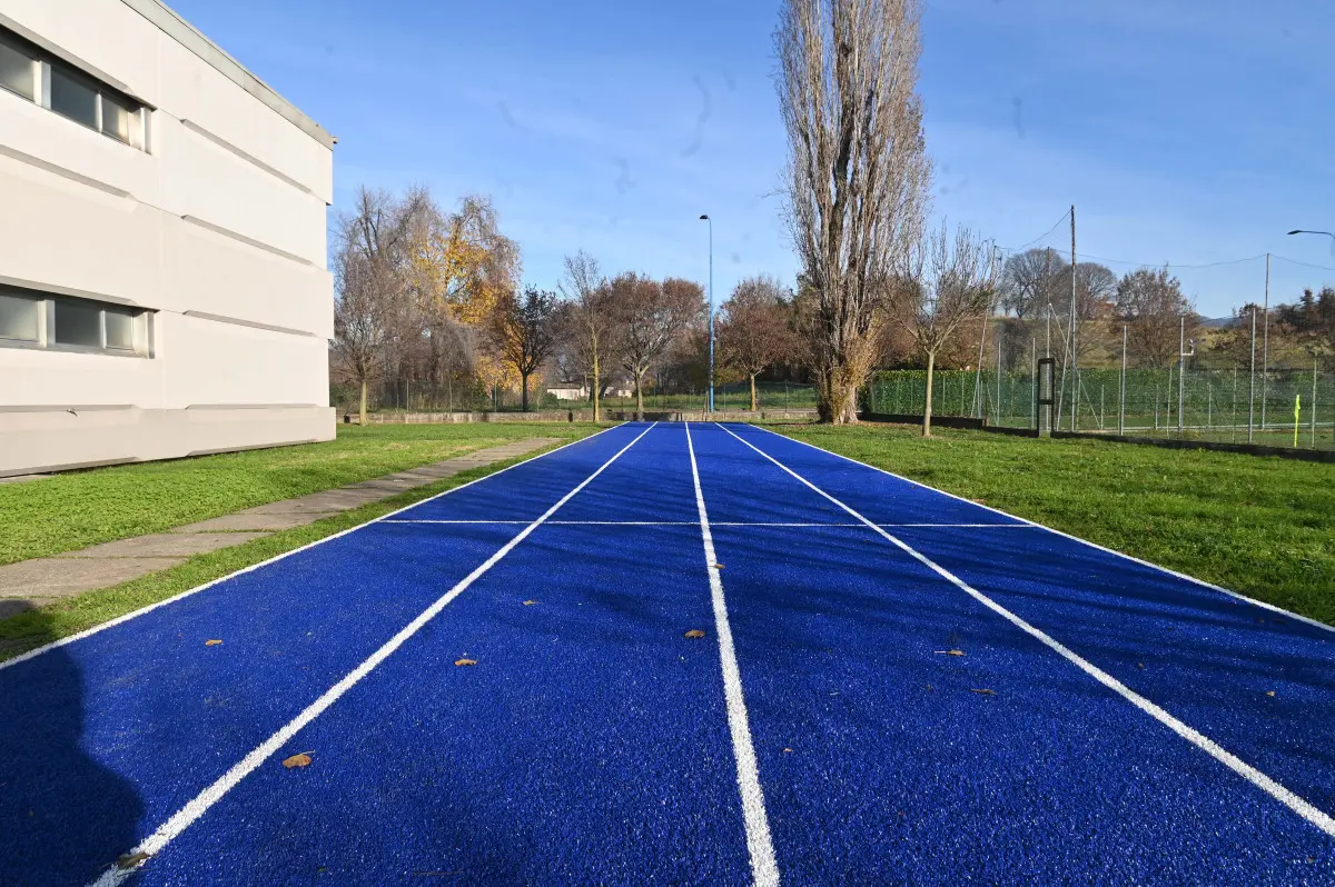 La nuova pista d'atletica alla scuola Kennedy