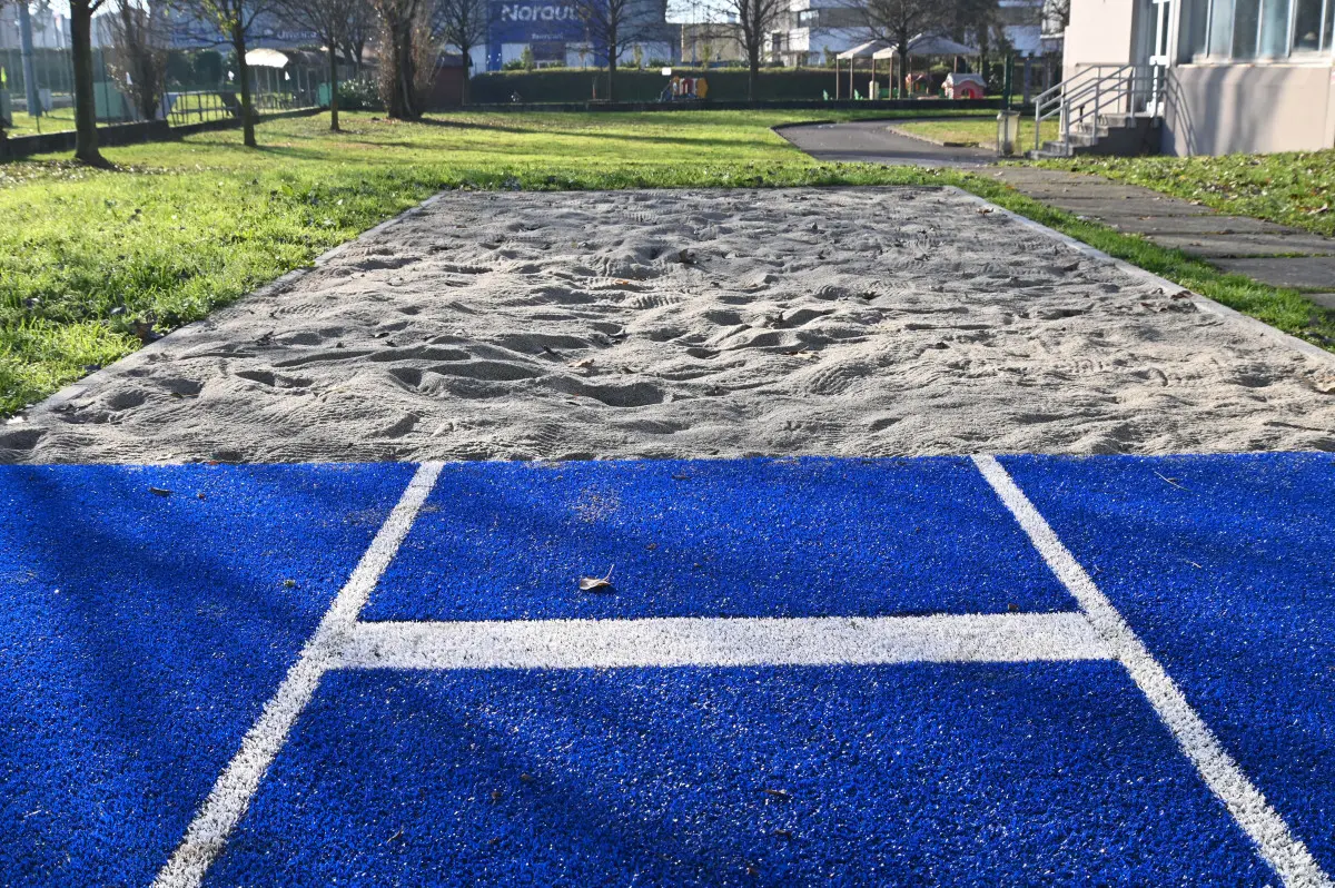 La nuova pista d'atletica alla scuola Kennedy