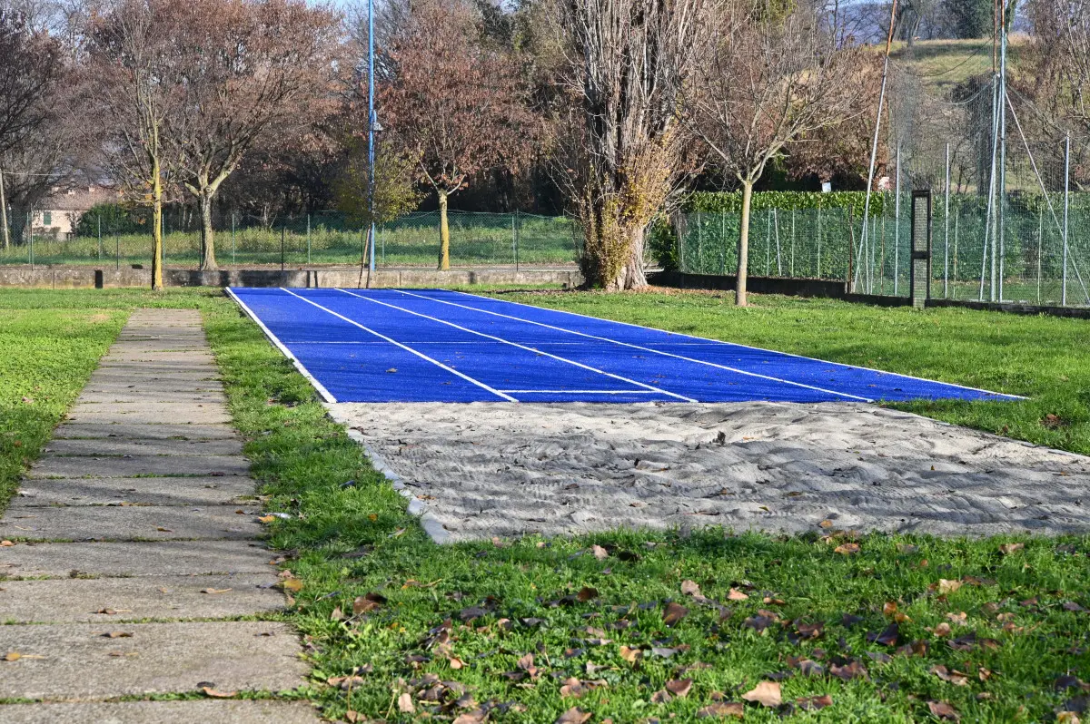 La nuova pista d'atletica alla scuola Kennedy