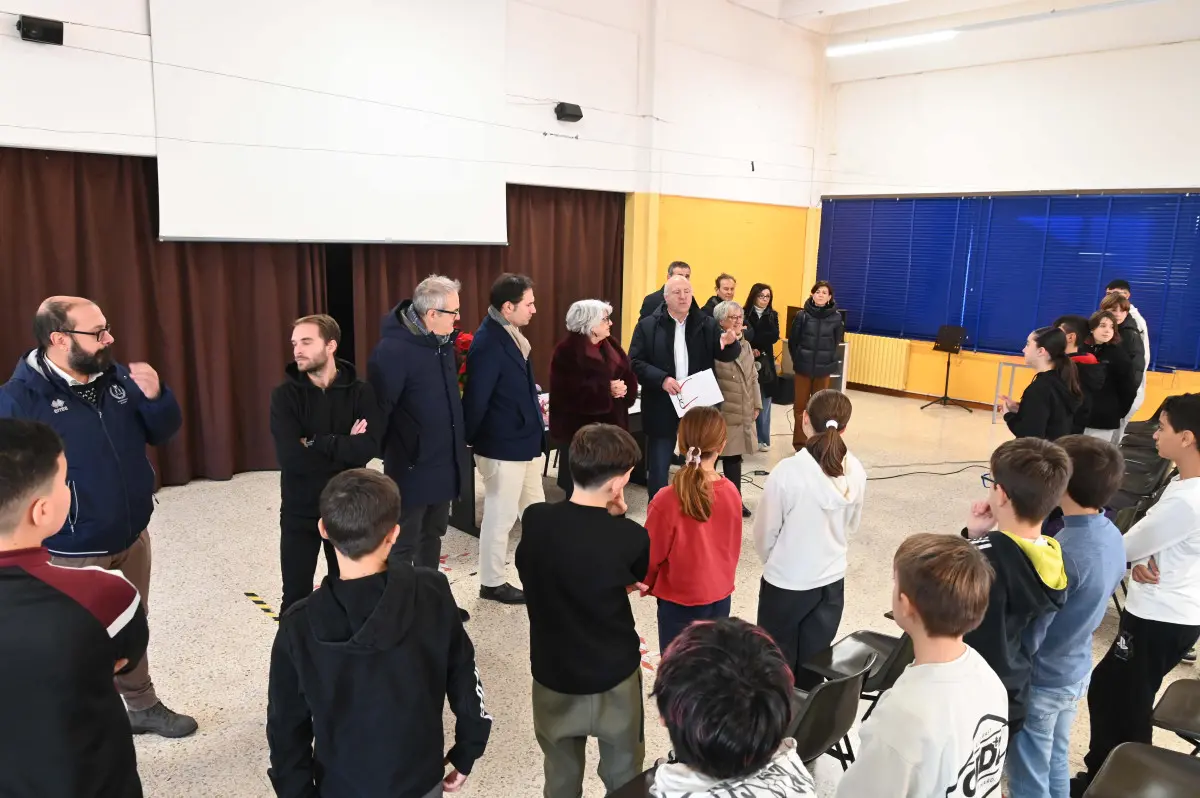 La nuova pista d'atletica alla scuola Kennedy