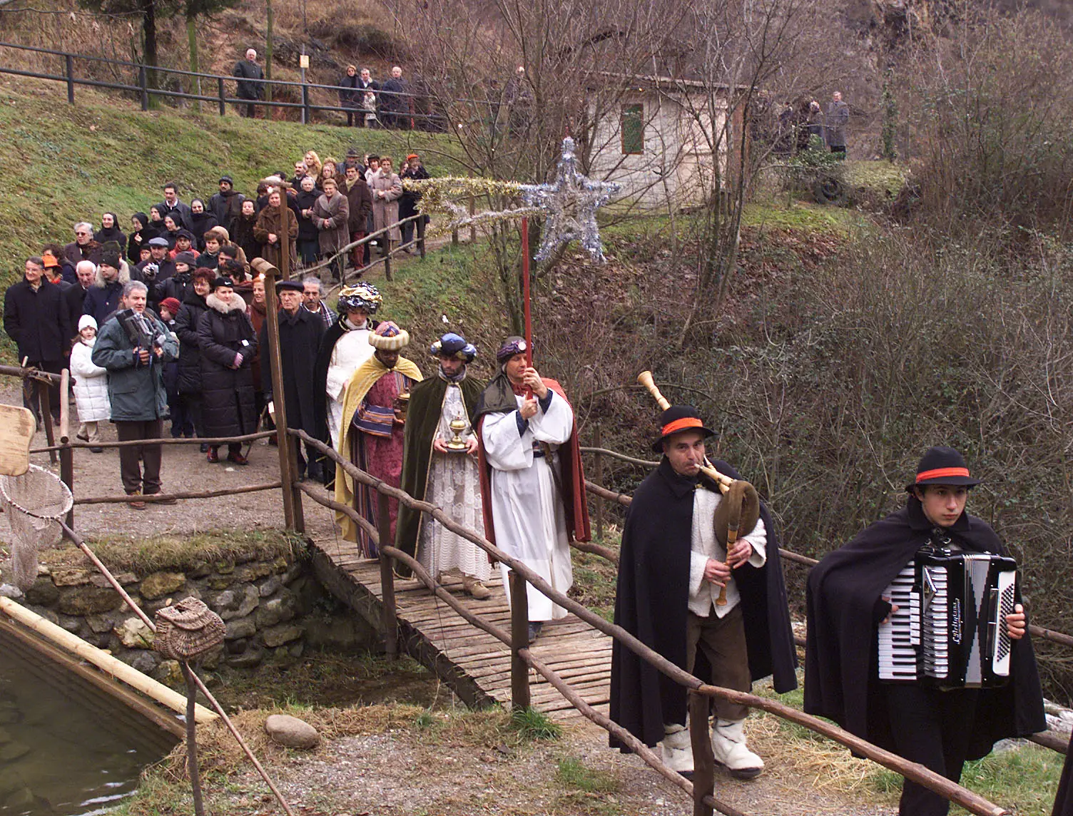 Un momento di raccoglimento davanti al presepe nella parrocchia di S. Giovanni, poi bambini e genitori sfileranno neI cuore della città per portare un messaggio di dialogo e comunione