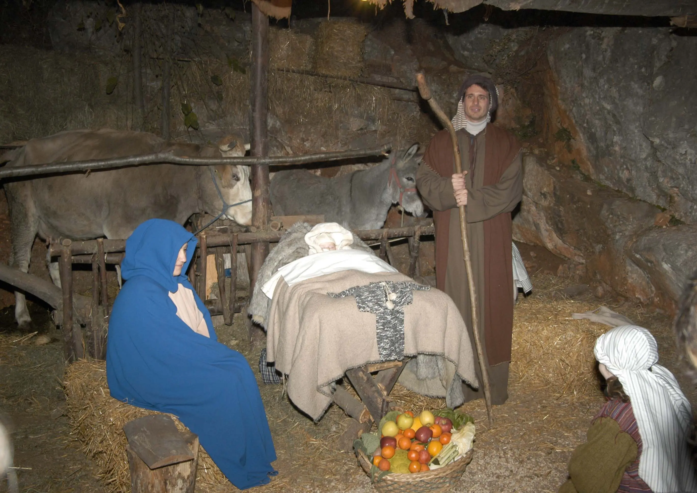 Una bella immagine della Natività al presepe vivente di Nuvolera che viene riproposto sia oggi che martedì nel pomeriggio. Sopra, le rappresentazioni nel torrente a Sellero, in Valle Camonica, e nel Santuario della Madonna del Benaco a Toscolano Maderno (Foto Eden)