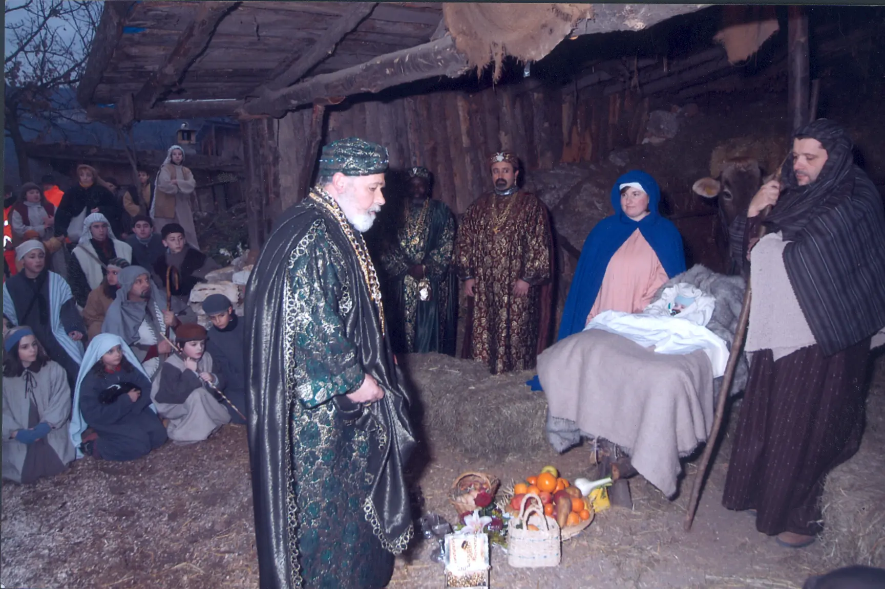 Sopra due immagini di passate rappresentazioni del presepe vivente di Nuvolera. Qui sotto il palazzo municipale della cittadina